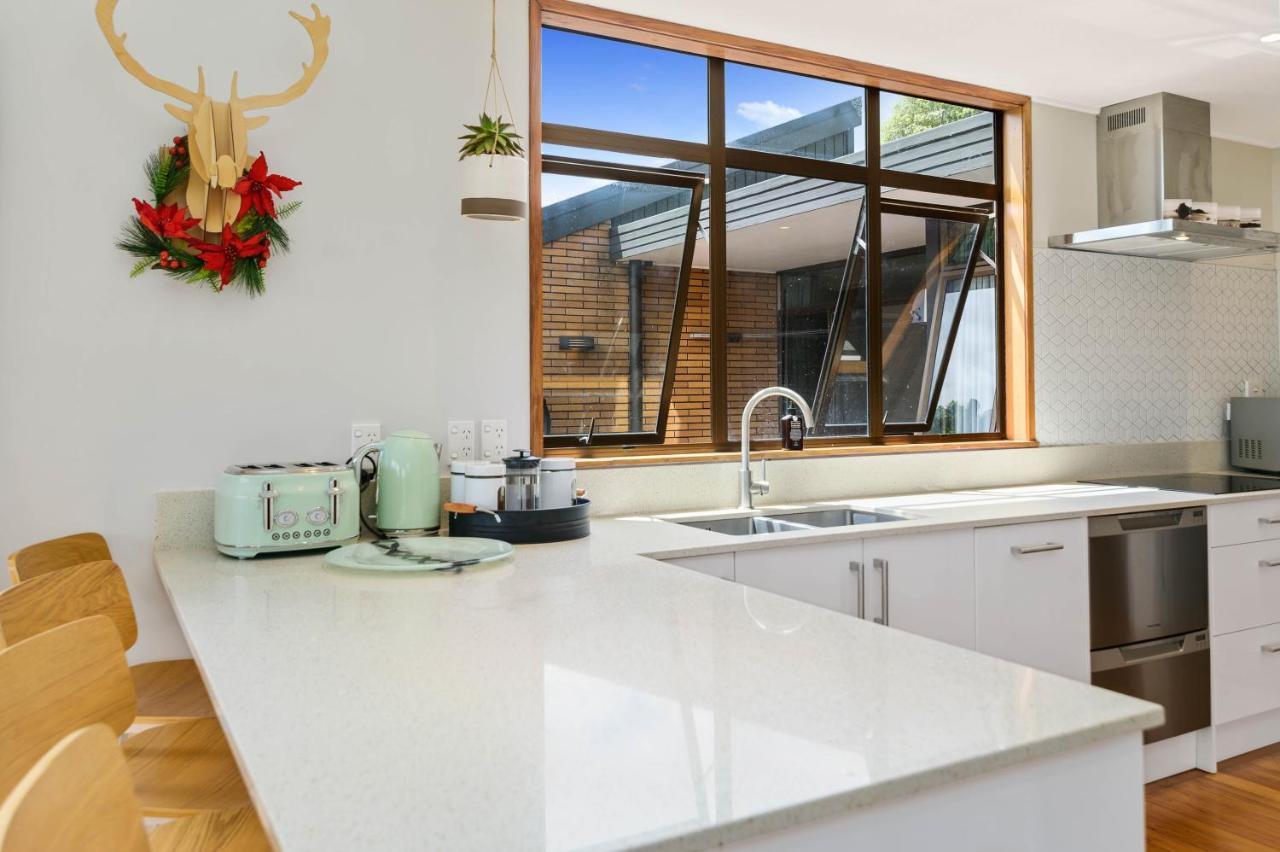 The Bird House - Kawaha Point, Rotorua. Stylish Six Bedroom Home With Space, Views And Relaxed Atmosphere 외부 사진